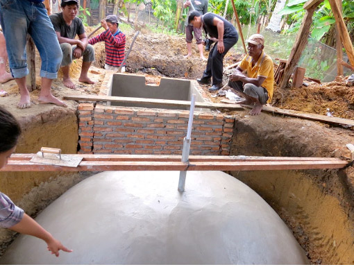 Kubah biogas (digester) yang dibangun di Desa Labuan Ratu 9. Foto: Haerudin R. Sadjudin/ YABI