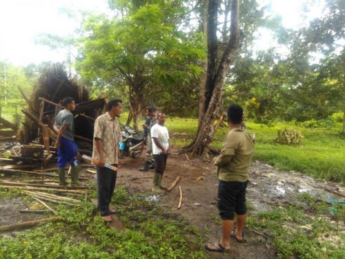 Gubuk kebun masyarakat yang dirusak gajah di Gampong Baroh, Aceh Jaya.