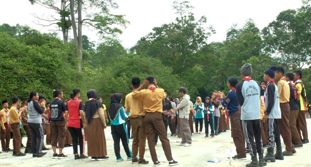Penyampaian materi di luar kelas. Seorang pegawai TWA Seblat sedang memberikan pembelajaran.