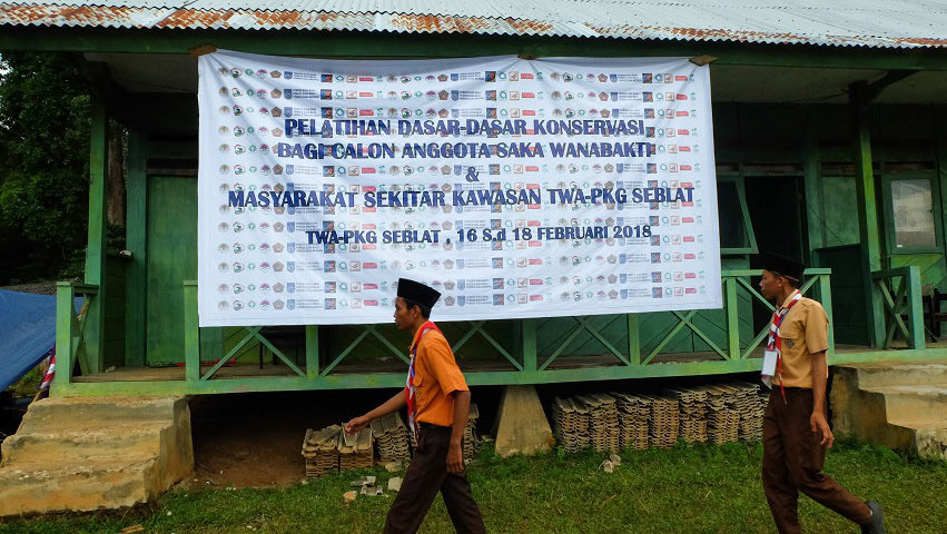 Dua anggota SAKA Wana Bakti sedang bergegas untuk mengikuti materi. 