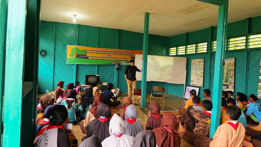 Sharing bersama tentang materi konservasi.